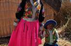 A Ana em trajes típicos Uros, na Ilha San Miguel, uma das mais de cem Islas Flotantes do lago Titicaca, perto de Puno, no Peru